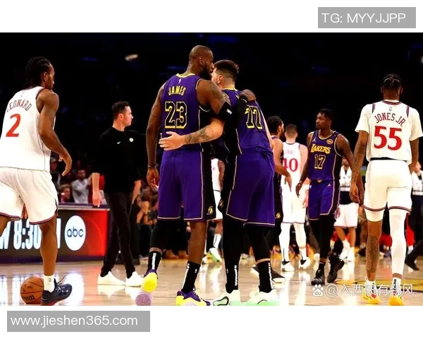 湖人队再度击败快船队:全新赛季的震撼对决 湖人队再度击败快船队:全新赛季的震撼对决